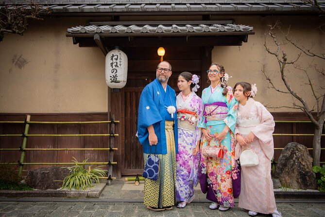 A Privately Guided Photoshoot in Beautiful Kyoto by a Pro - Posing help for people who feel awkward on camera