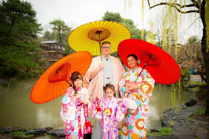 A Privately Guided Photoshoot in Beautiful Kyoto by a Pro - Gion: traditional streets and small sacred sites