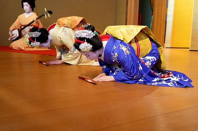 Authentic Maiko Experience＆Kyoto Dinner (Free drink) at Noh Stage - The two-shot photo and personal conversation