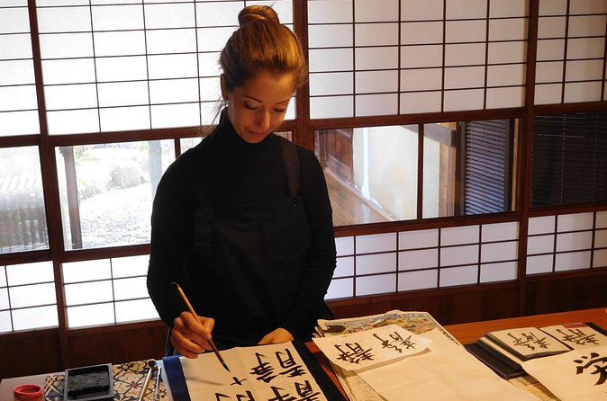 Calligraphy Experience in Kyoto Townhouse - Watching Toshiko demonstrate the brush