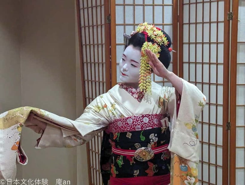 Dance and Game with Maiko - A quick maiko meeting near Gojo Station