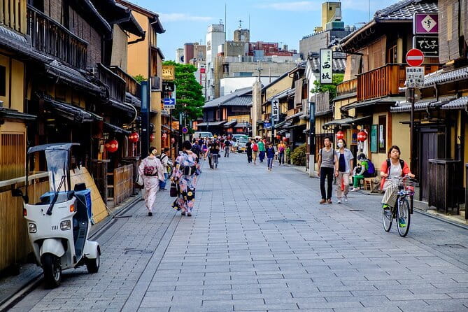 Discover Kyoto by Bike: Authentic Half Day Tour - Kyoto Imperial Palace: a spacious finish