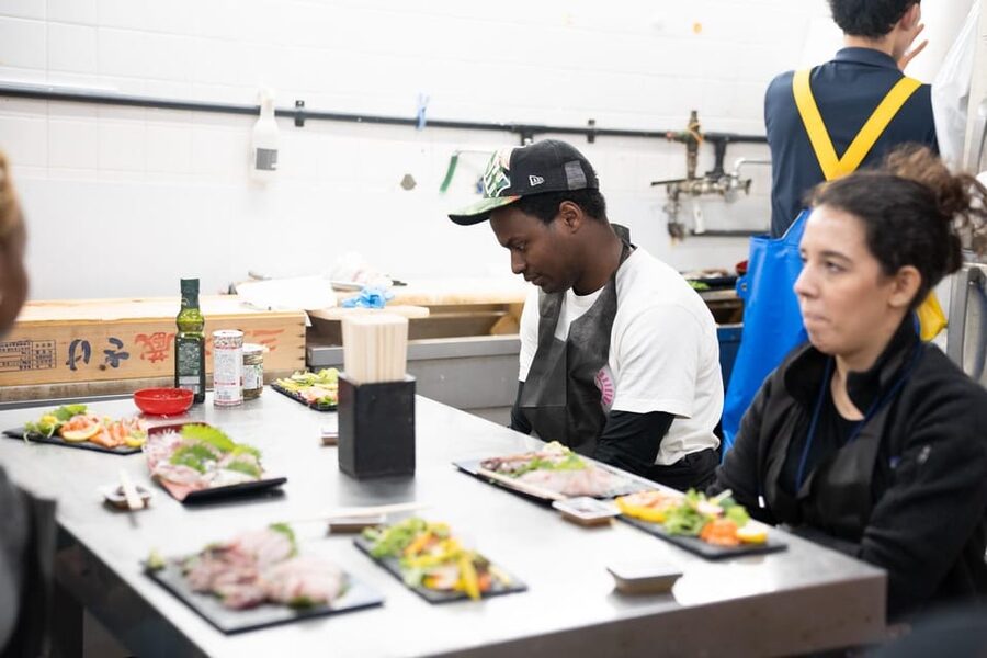 Fish cutting class - Watching the fish being filleted