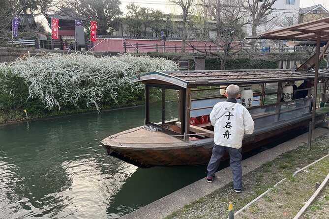 Fushimi Kyoto Walking Tour with Sake Tasting and Canal Boat Ride - A quiet pause at Fushimi Yume Hyakushu Cafe