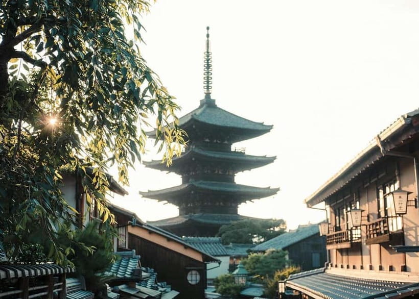 Geisha at Dusk: A Stroll Through Old Kyoto - Why dusk works so well in Gion