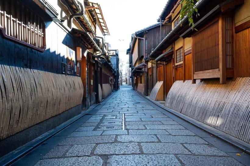 Geisha at Dusk: A Stroll Through Old Kyoto - Kyoto Ebisu Shrine and the coin toss