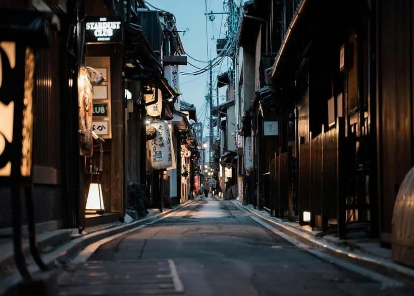 Geisha at Dusk: A Stroll Through Old Kyoto - Gion Shirakawa and the final walk by the canal