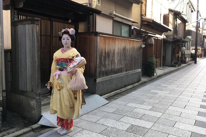 Gion Night Walking Tour - Why Gion works best after dark