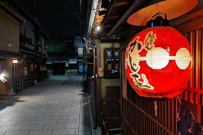 Gion Night Walking Tour - Yasakanoto offers the classic night photograph