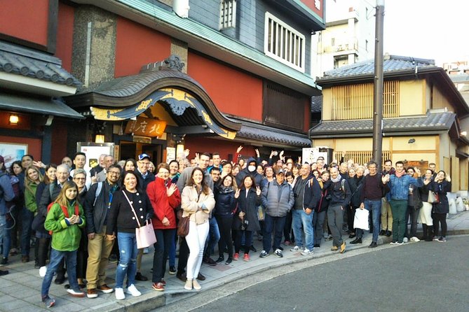 Gion Walking Tour by Night - What the guide explains about geiko and maiko