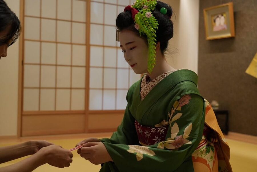 Gion Walking Tour, Geisha Show and Japanese Game in Kyoto - Tea, snacks, and the value of a small room