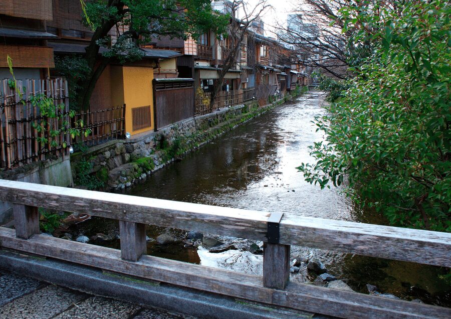 Gion Walking Tour, Geisha Show and Japanese Game in Kyoto - Why the quieter Gion lanes matter