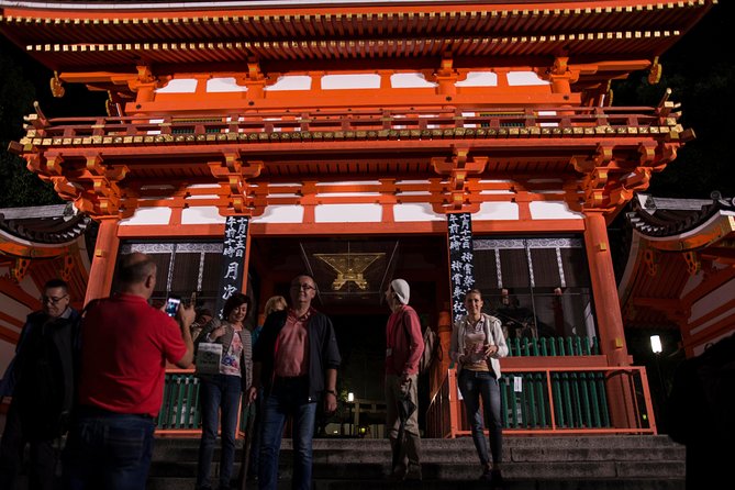 Guided Gion Tour: Explore Kyoto’s Historic Geisha District - Yasaka Shrine’s Lanterns and Open Grounds