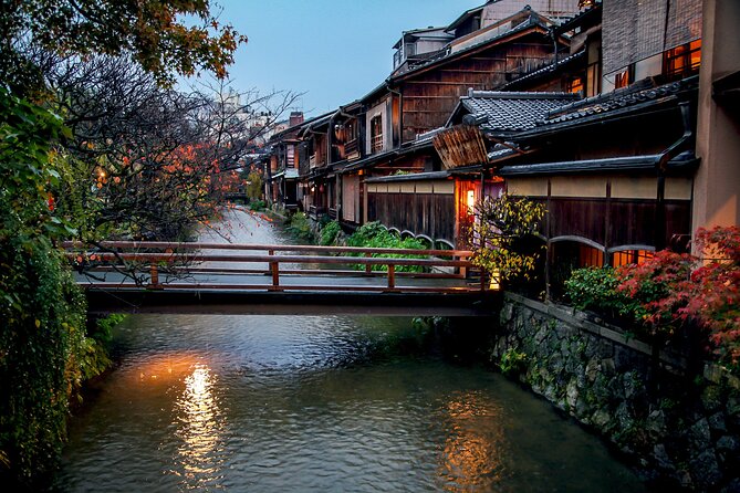 Guided Gion Tour: Explore Kyoto’s Historic Geisha District - A Quiet Pause in Maruyama Park