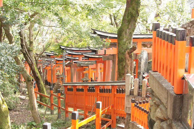 Inside of Fushimi Inari - exploring and lunch with locals - Starting at the Great Torii