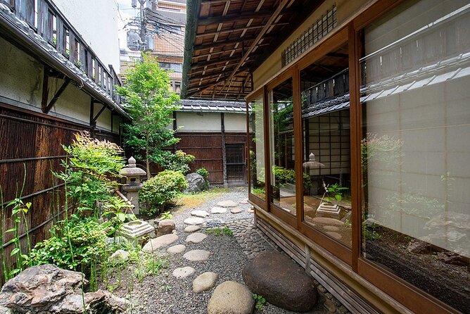 Kimono Tea Ceremony at Kyoto Maikoya, NISHIKI - Choosing a kimono and getting ready