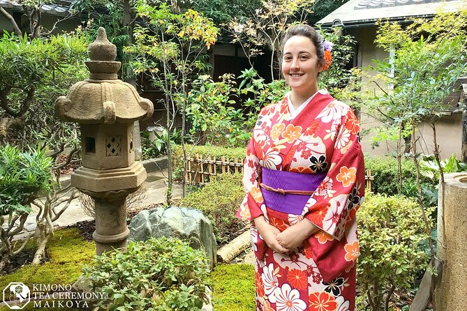 Kimono Tea Ceremony at Kyoto Maikoya, NISHIKI - Making matcha instead of only watching