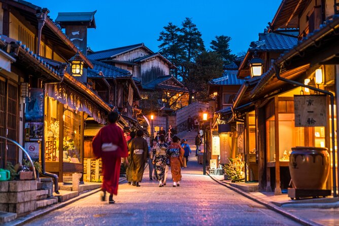 Kyoto 5-Star Geisha Night Walk: Small-Group Authentic Experience - A Kyoto snack break on Nene-no-Michi