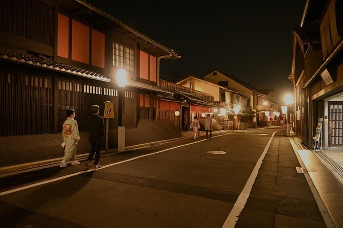 Kyoto 5-Star Geisha Night Walk: Small-Group Authentic Experience - Yasaka Shrine and the quieter geisha lanes