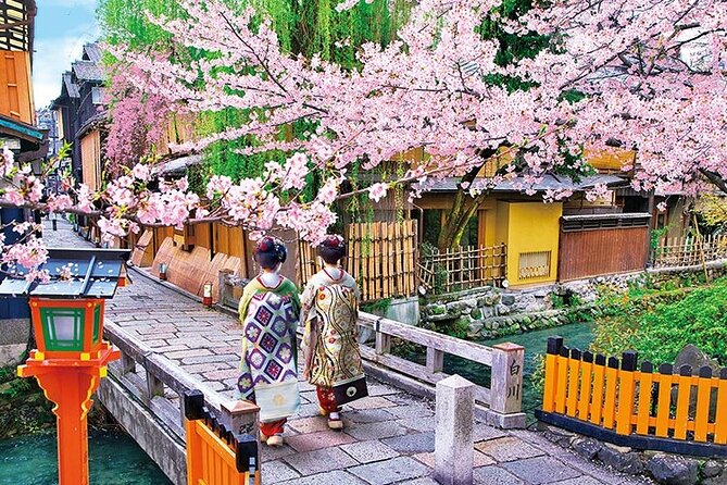 Kyoto 5-Star Geisha Night Walk: Small-Group Authentic Experience - Temples, Shinto customs, and Yasui-Konpiragu
