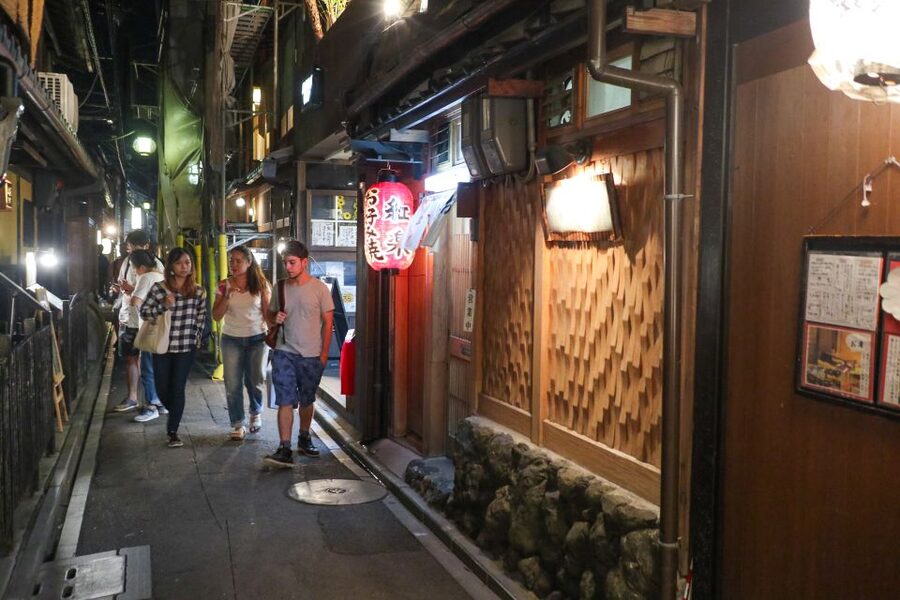Kyoto : Bar Hopping Tour in Pontocho Alley at Night - The first stop: learning the izakaya rhythm