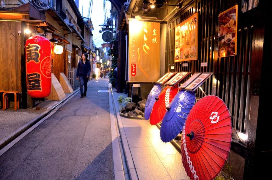 Kyoto: Casual Pontocho Evening Food Tour - The meeting point and the first few minutes