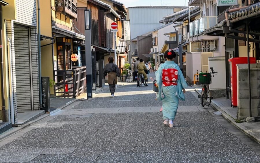 Kyoto: Early Bird E-Bike Tour with Lunch - Higashi Honganji closes the loop