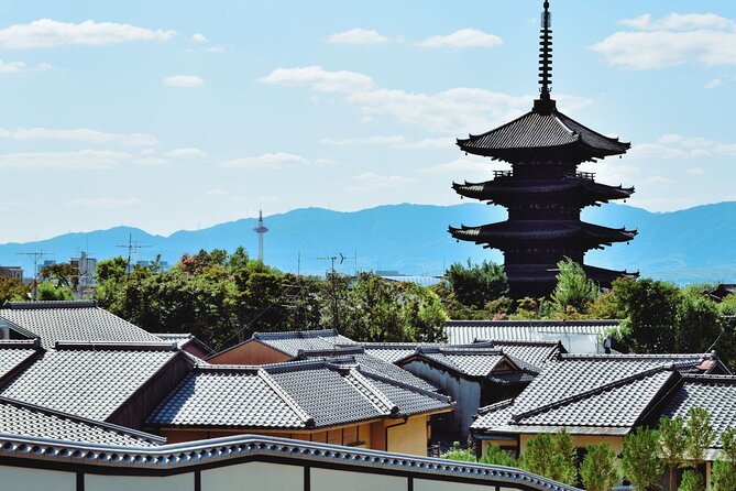 Kyoto East Early Morning Walking Tour - Yasaka Pagoda, a quick photo stop with real character
