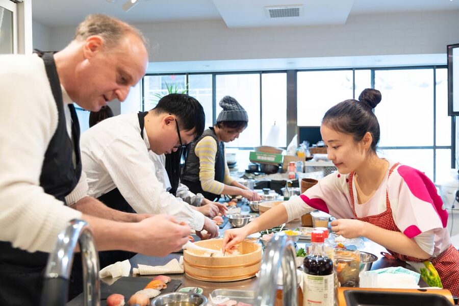 Kyoto: Enjoy Sushi & Market Tour! Best for Family & Couple! - Finding the meeting point near Salon Roll