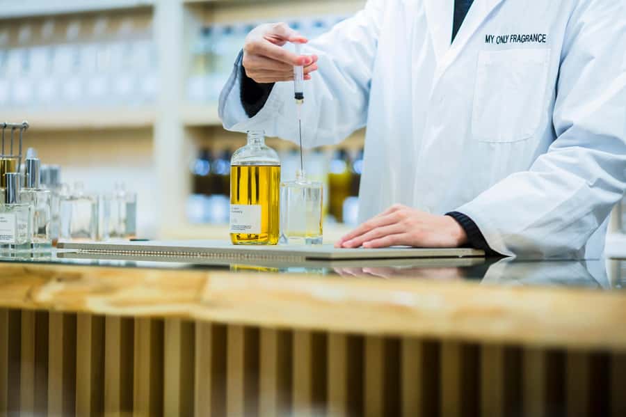 kyoto:Experience creating one-of-a-kind special fragrances - Working With the Fragrance Advisor
