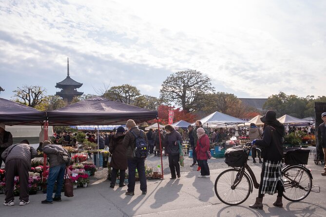 Kyoto Flea Market Cultural Exchange with English Learners - Kobo-ichi and Kotto-ichi: shopping without a fixed script