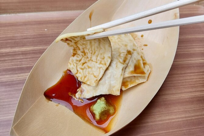 Kyoto Food Tour of 10 Tastings with Wagyu, Mochi & More Surprises - Between the market and Gion