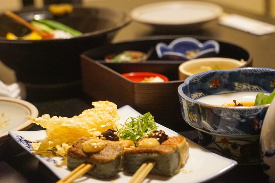 Kyoto: Foodie Night Tour in Gion with 9 dishes + 6 Sake - Should you book it?