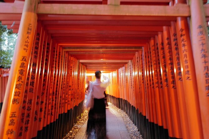 Kyoto Fushimi-Inari Night Walking Tour - Meeting the guide by the fox statue