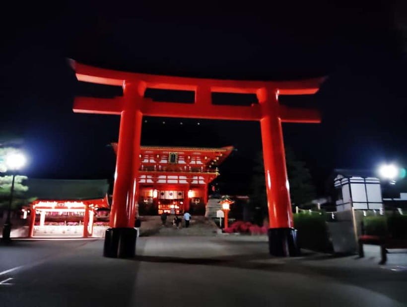Kyoto: Fushimi Inari Taisha Night Tour with Guide - What the guide adds to the evening