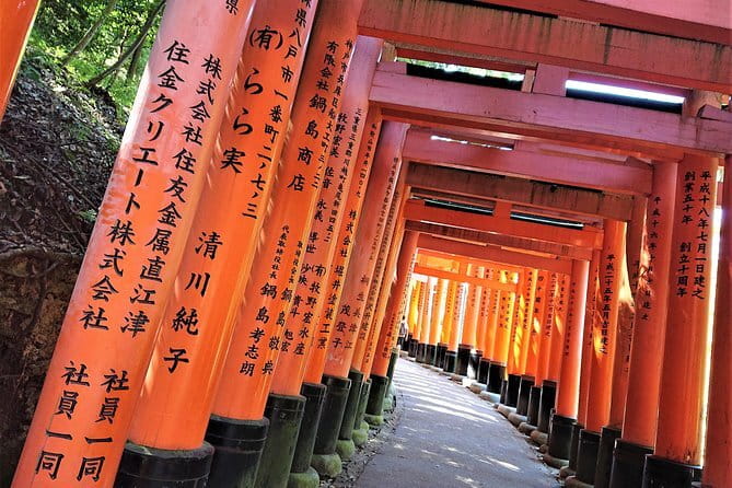 Kyoto: Geisha Dinner & Gion Cultural Walk - Walking through Gion with a useful local guide