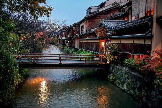 Kyoto: Geisha Dinner & Gion Cultural Walk - What the strongest guide performances add