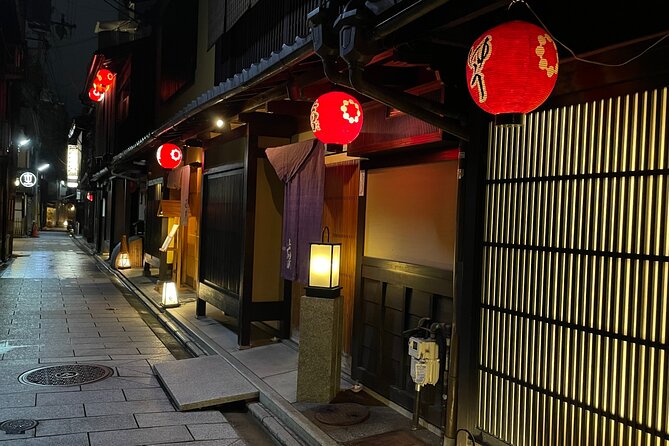 Kyoto Geisha District Walking Tour in Gion - Yasaka Shrine gives you the cultural starting point