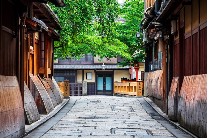 Kyoto Geisha District Walking Tour in Gion - Tatsumi Daimyojin adds a quiet shrine stop