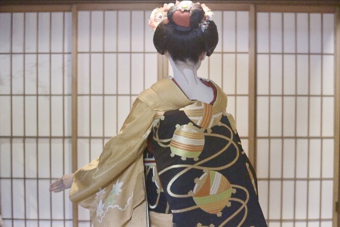 Kyoto Geisha Show Cultural Hour with an apprentice geisha, Maiko - The tea house setting and the first conversation