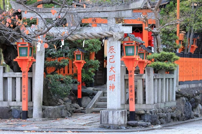 Kyoto Geisha Walking Tour: Gion District & Hidden Gems - Hanamikoji Street and the world of geiko and maiko