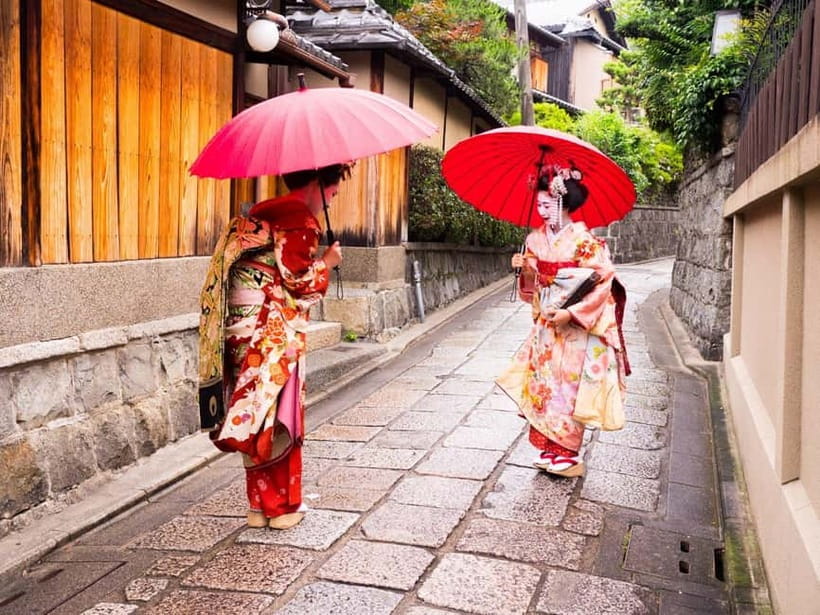 Kyoto Geisha Walking Tour: Gion District & Hidden Gems - The evening change in Gion