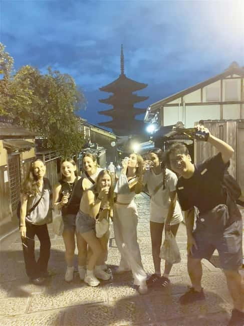 Kyoto: Gion Evening Walk with Hidden Gems, Geisha & Sake - Why Gion works better after dark