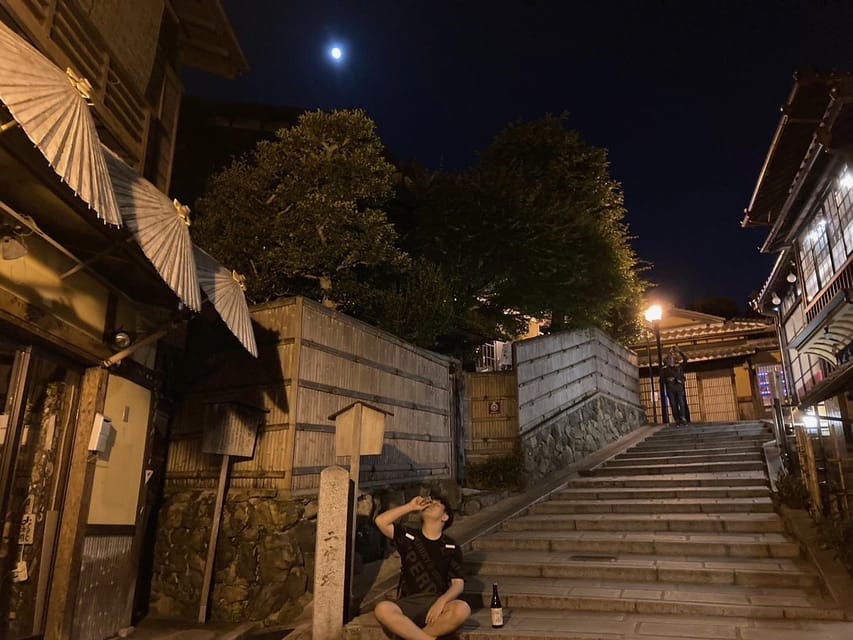 Kyoto: Gion Evening Walk with Hidden Gems, Geisha & Sake - Meeting the guide on Shijo Kiyamachi