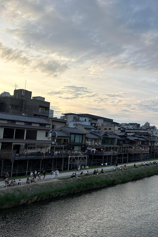 Kyoto: Gion & Geisha district evening tour - Past Yasaka Pagoda, through Ninenzaka and Ishibe Alley
