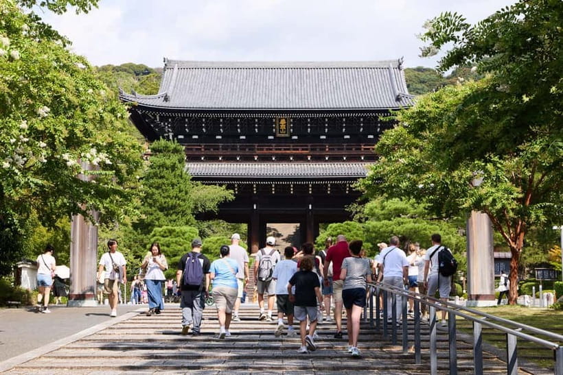 Kyoto: Gion Geisha District Walking Tour and Hidden Gems - Maruyama Park, a pause among Kyoto’s old neighborhoods