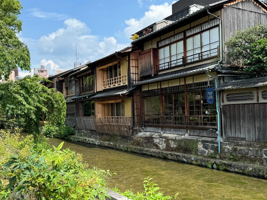 Kyoto: Gion Geisha District & Yasaka Shrine Walking Tour - Yasaka Shrine and the spiritual center of Gion