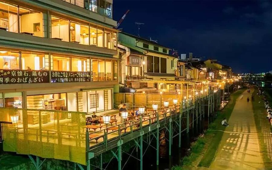 Kyoto: Gion Hidden Gems & Geisha Culture Tour - Yasaka Shrine, a major landmark on the route