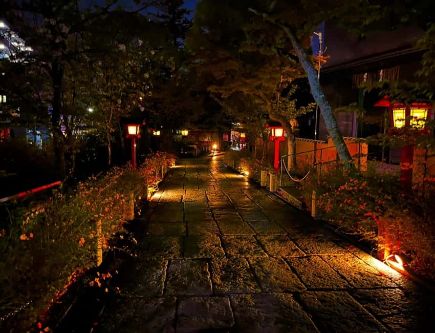 Kyoto: Gion Magical Night Walking Tour with Geisha Trivia - Should you book the Gion Magical Night Walking Tour?
