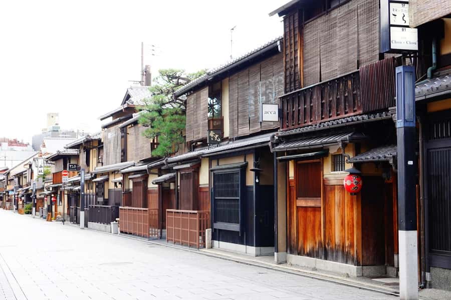 Kyoto: Gion Morning/Night Walking Tour - Morning Gion: quiet streets before the crowds